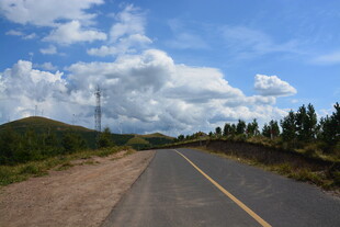 宽阔公路伸向远方