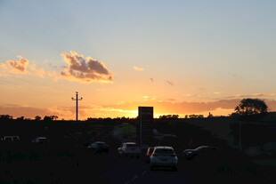 夕阳下公路上行驶的车辆