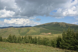 草原山峦间的壮美风光