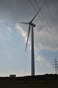 山坡上的大型风力发电机