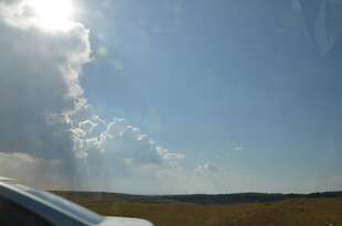 车窗外的蓝天白云草原