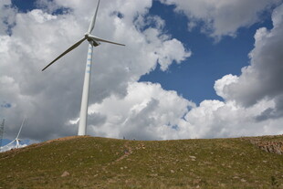 草原上的风力发电机