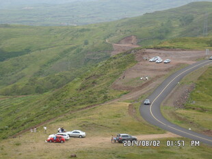 山间公路上的多彩车辆
