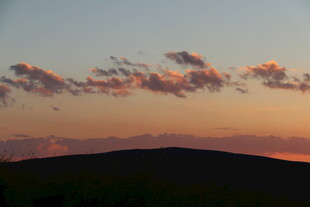 日落时分的山峦与彩云