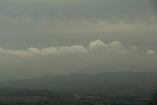 阴云下的山峦景色