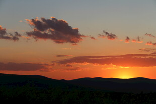 日落时分的壮丽天空景观