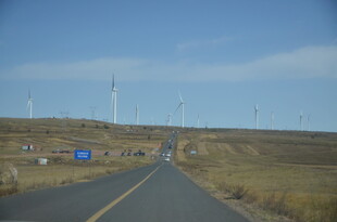 公路边的风力发电机组