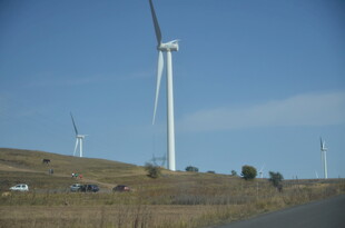 草原上的风力发电机组