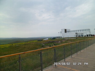 铁路边的开阔田野风景