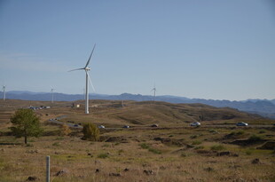 草原上的风力发电机