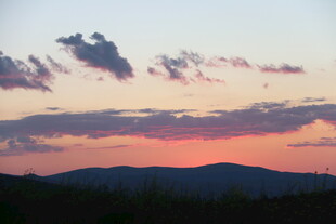 日落时分的山峦与云霞