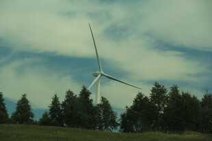 草原上的风力发电机