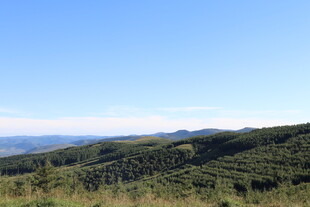 青山蓝天间的壮阔自然景观