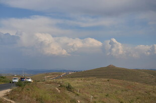 山间公路与蓝天白云美景