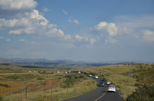 公路上行驶的车辆风景