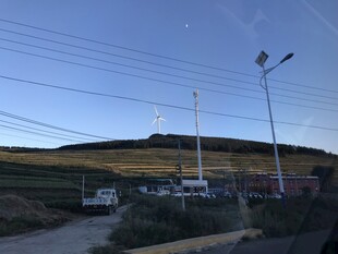 乡村暮色中的风力发电机