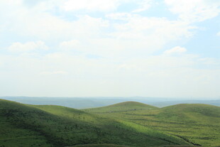 翠绿山峦与蓝天白云美景