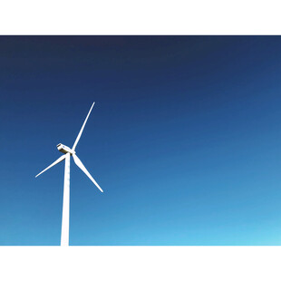 蓝天之下的白色风力发电机