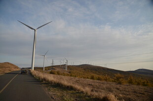 公路旁的风力发电机组