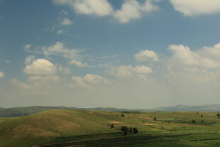 广袤草原上的蓝天白云