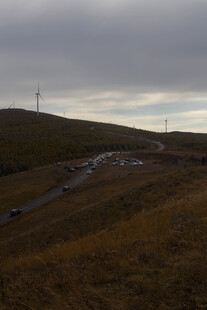 山间公路与远处风车景观