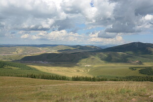 草原山峦间的壮阔风景