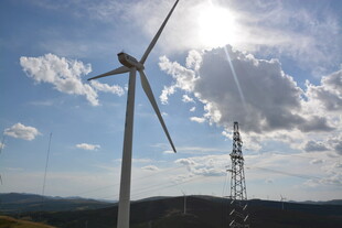 蓝天白云下的风力发电设施