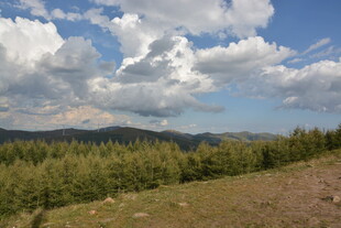 山间绿野蓝天白云美景