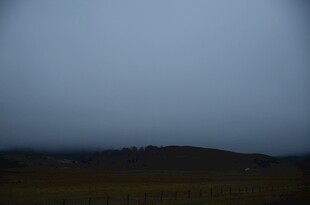 雾霭笼罩下的朦胧山丘