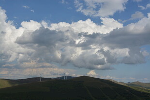 蓝天白云下的山峦美景