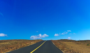 旷野中的笔直公路