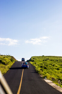 公路上行驶的蓝色汽车