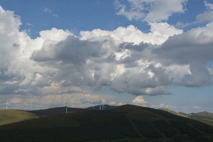 蓝天白云下的山峦美景