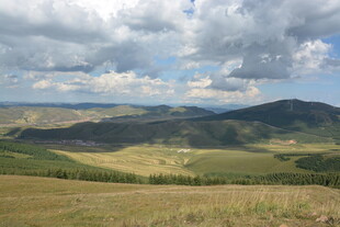 草原山丘间的壮阔风景