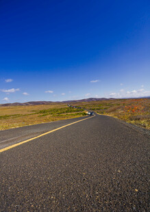 空旷公路伸向远方