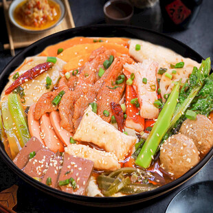 丰盛美味的一锅麻辣烫