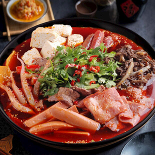 丰盛美味的麻辣火锅盛宴