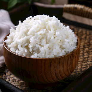 木碗中的香软白米饭