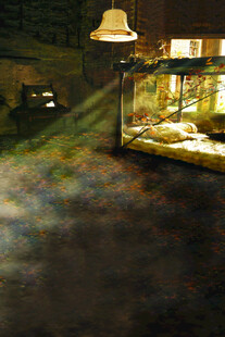 室内昏黄灯光下的静谧角落