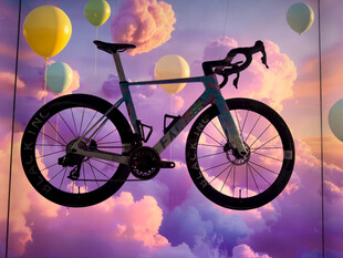 梦幻天空下的酷炫自行车