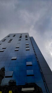 现代蓝色高楼外观