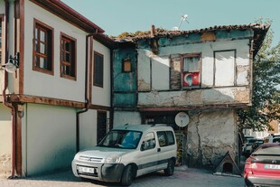 传统建筑旁的停放车辆