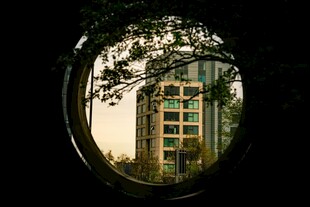 透过圆窗望高楼