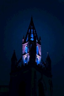 夜幕下的绚丽钟楼