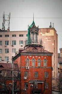 红砖建筑与现代楼房相映