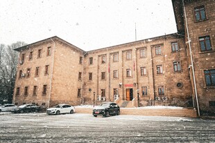 复古红砖建筑前的车辆