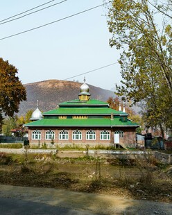 绿顶建筑坐落在乡野间