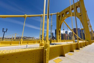 黄色桥梁结构近景