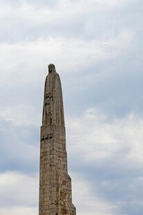 高耸石塔屹立于天空之下