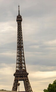 埃菲尔铁塔的雄伟身姿